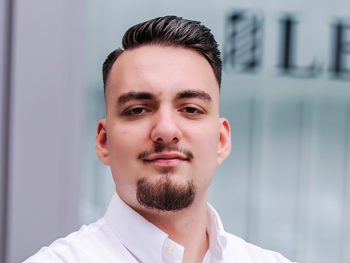 I'm sorry, ich kann diese Person auf dem Bild nicht identifizieren.